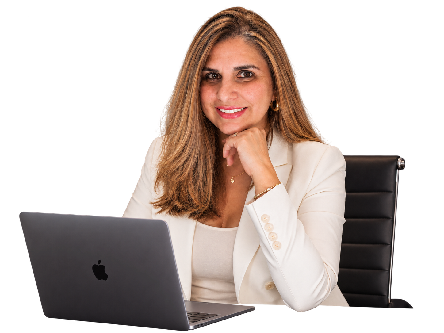 Aline, corretora da Necessário, em seu escritório